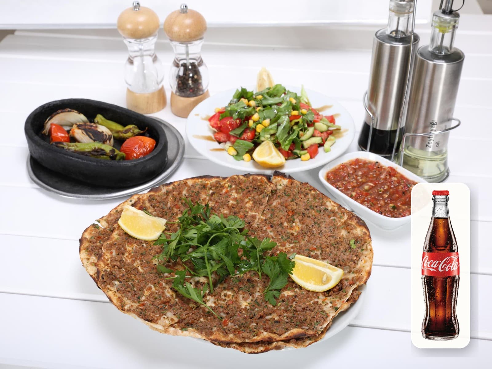 Lahmacun + Coca-Cola görseli